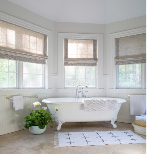 Benjamin Moore Paper White OC-55 is a relaxating color for the bathroom.