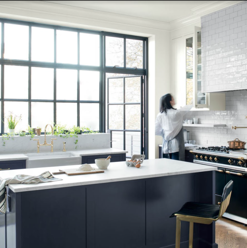 Kitchen with Benjamin Moore Decorator’s White walls and Hale Navy cabinets